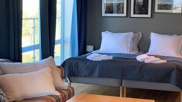 Family Quadruple Room | Laptop workspace, blackout curtains, free WiFi, bed sheets