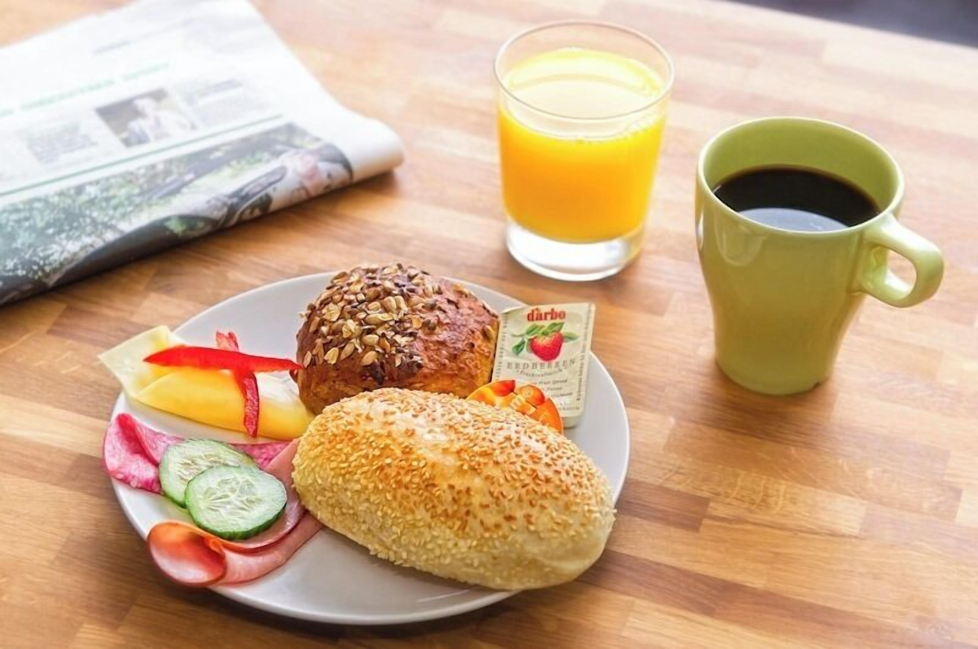 daily to-go breakfast (sek 95 per person)