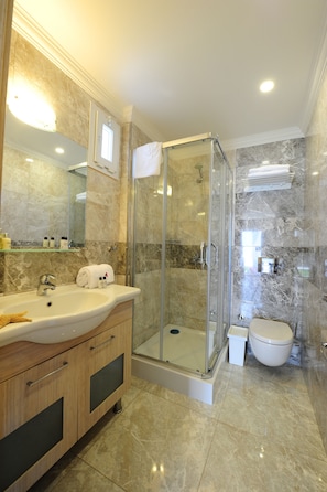 Family Suite | Bathroom | Shower, free toiletries, hair dryer, slippers - Delita Hotel Golturkbuku (Bodrum)