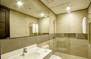 Habitación Deluxe con 2 camas individuales | Baño | Ducha, artículos de higiene personal gratuitos y secador de pelo