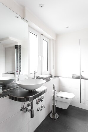 Yhden hengen deluxe-huone (with private bathroom) | Kylpyhuone | Suihku, hiustenkuivaaja, pyyhkeet