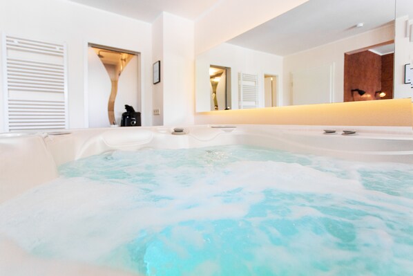 Kahden hengen deluxe-huone (with Private bathroom and whirlpool) | Poreamme