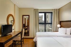 Habitación, 2 camas individuales | Ropa de cama de alta calidad, minibar, caja fuerte y escritorio