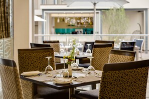 供应早餐、午餐和晚餐，国际美食