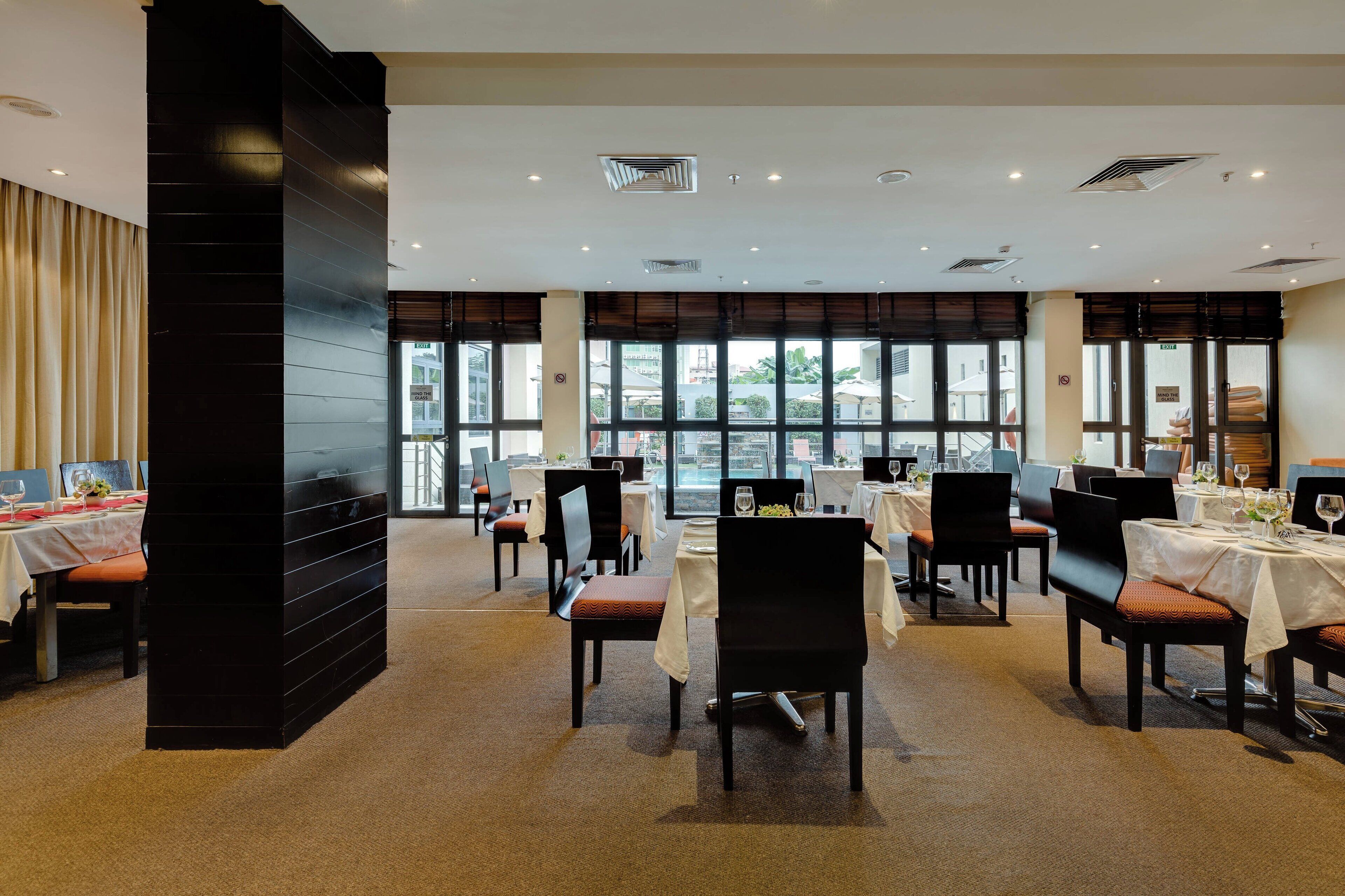 breakfast, lunch, dinner served; international cuisine