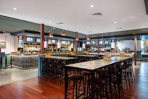 2 bars/lounges