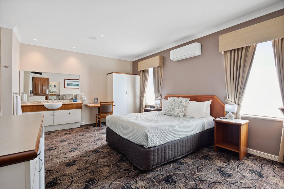 1 bedroom, premium bedding, in-room safe, desk