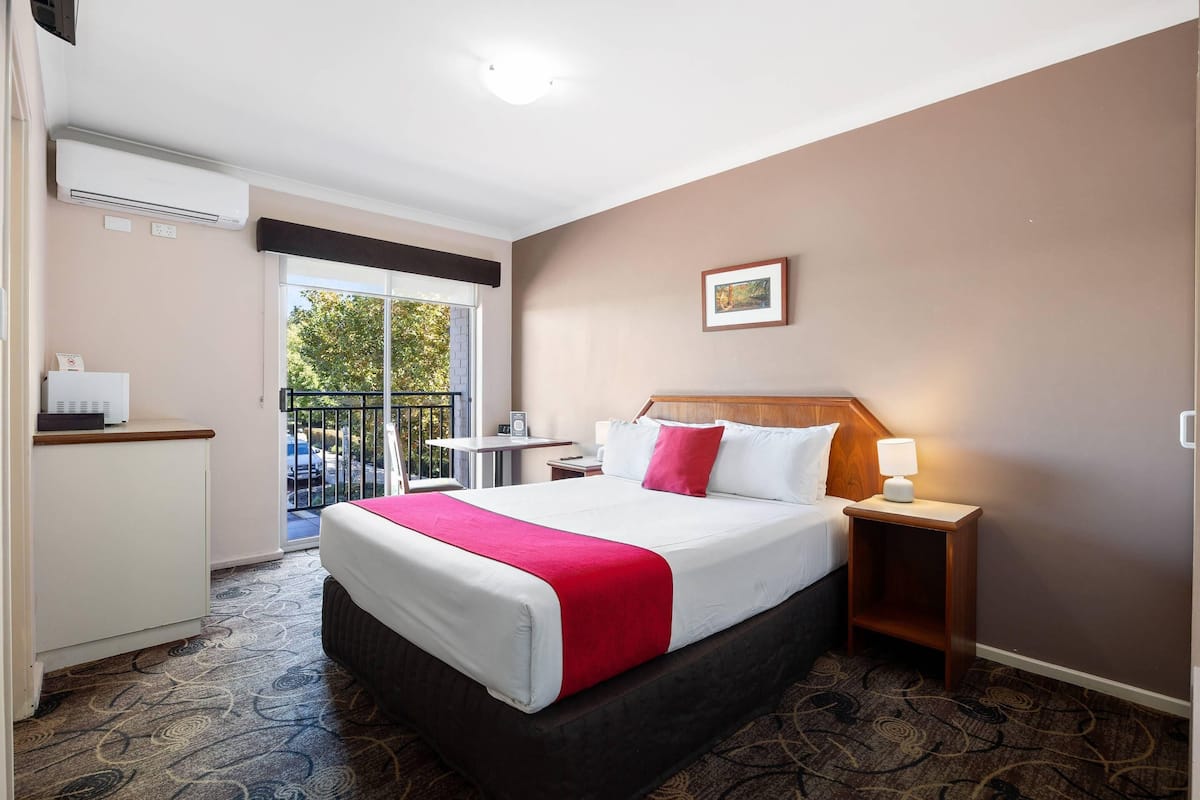 standard room, 1 queen bed | premium bedding, in-room safe, desk, iron/ironing board