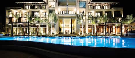 Facciata della struttura - sera/notte