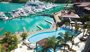 Una piscina al aire libre