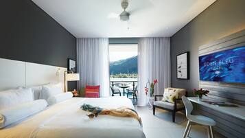 客房内保险箱、办公桌、遮光窗帘、隔音