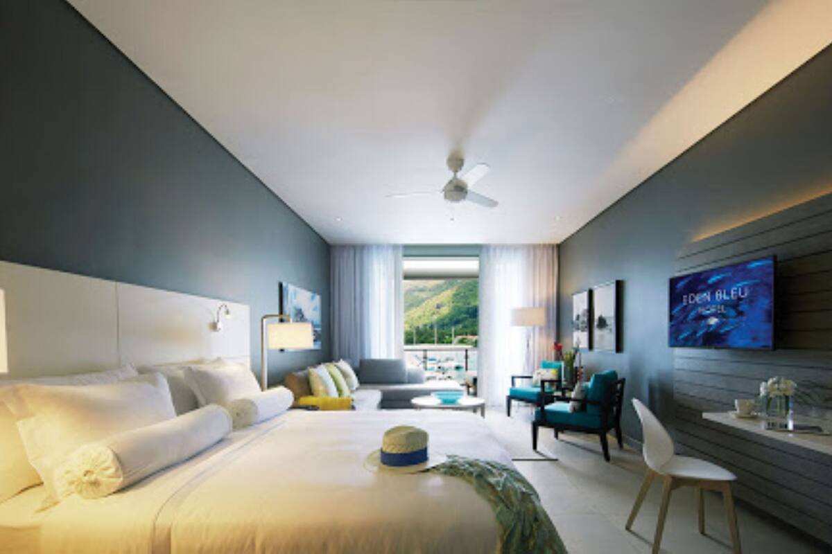 Luxury Suite, Marina View | In-room safe, desk, blackout drapes, soundproofing