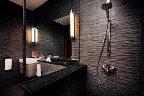Separate tub and shower, free toiletries, hair dryer, bathrobes - Residence Inn by Marriott Kuwait City (Kuwait City)