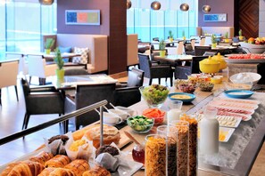 Free daily buffet breakfast - Residence Inn by Marriott Kuwait City (Kuwait City)