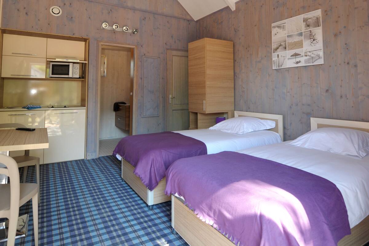 Apartment | Schreibtisch, Verdunkelungsvorhänge, Bügeleisen/Bügelbrett