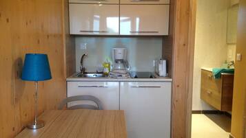 Schreibtisch, Verdunkelungsvorhänge, Bügeleisen/Bügelbrett