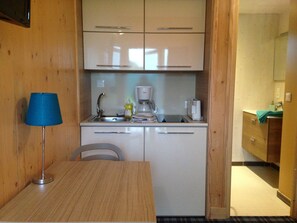 Schreibtisch, Verdunkelungsvorhänge, Bügeleisen/Bügelbrett