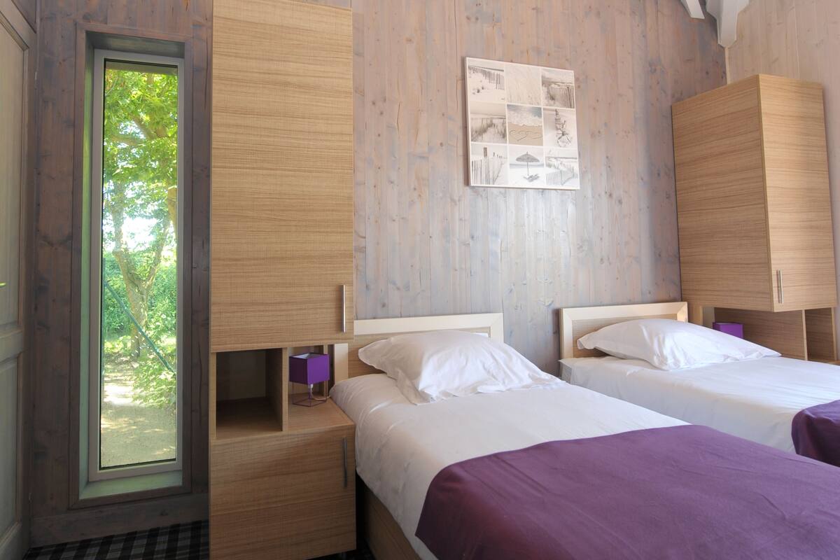 Schreibtisch, Verdunkelungsvorhänge, Bügeleisen/Bügelbrett