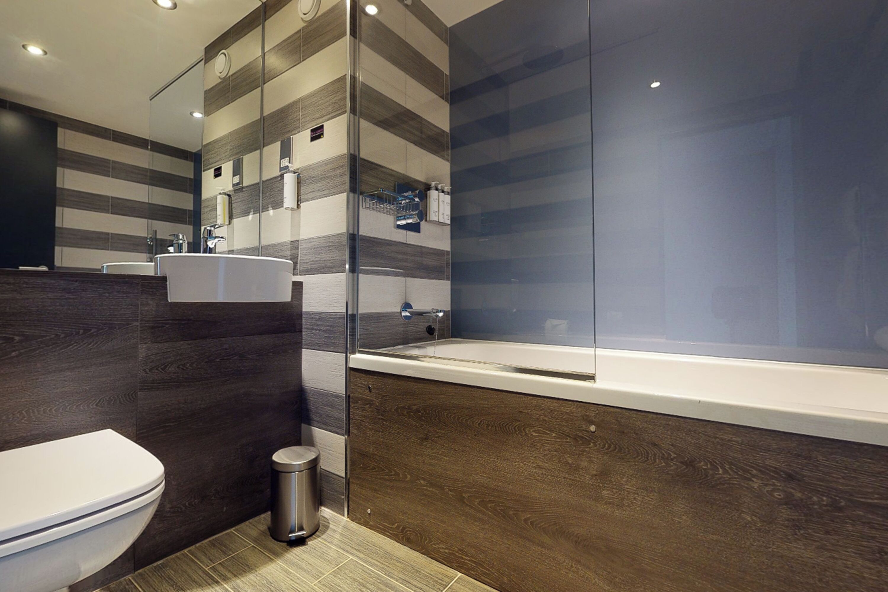 rainfall showerhead, free toiletries, hair dryer, towels