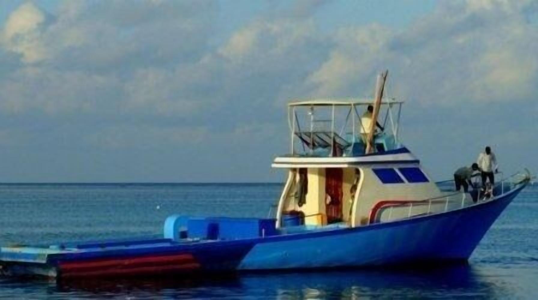 Ein Boot mit einer Kabine und einem überdachten Bereich, vermutlich zum Angeln oder Transport.