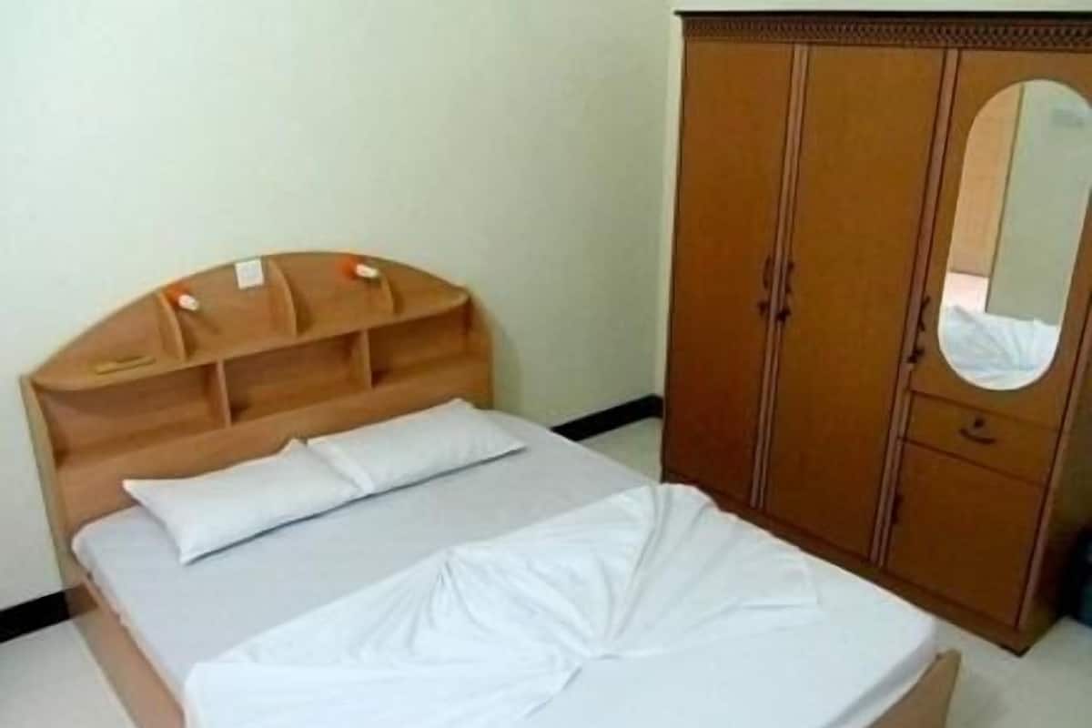 Standard Double Room | Desk, iron/ironing board