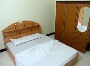 Doppia Standard | Una scrivania, ferro/asse da stiro