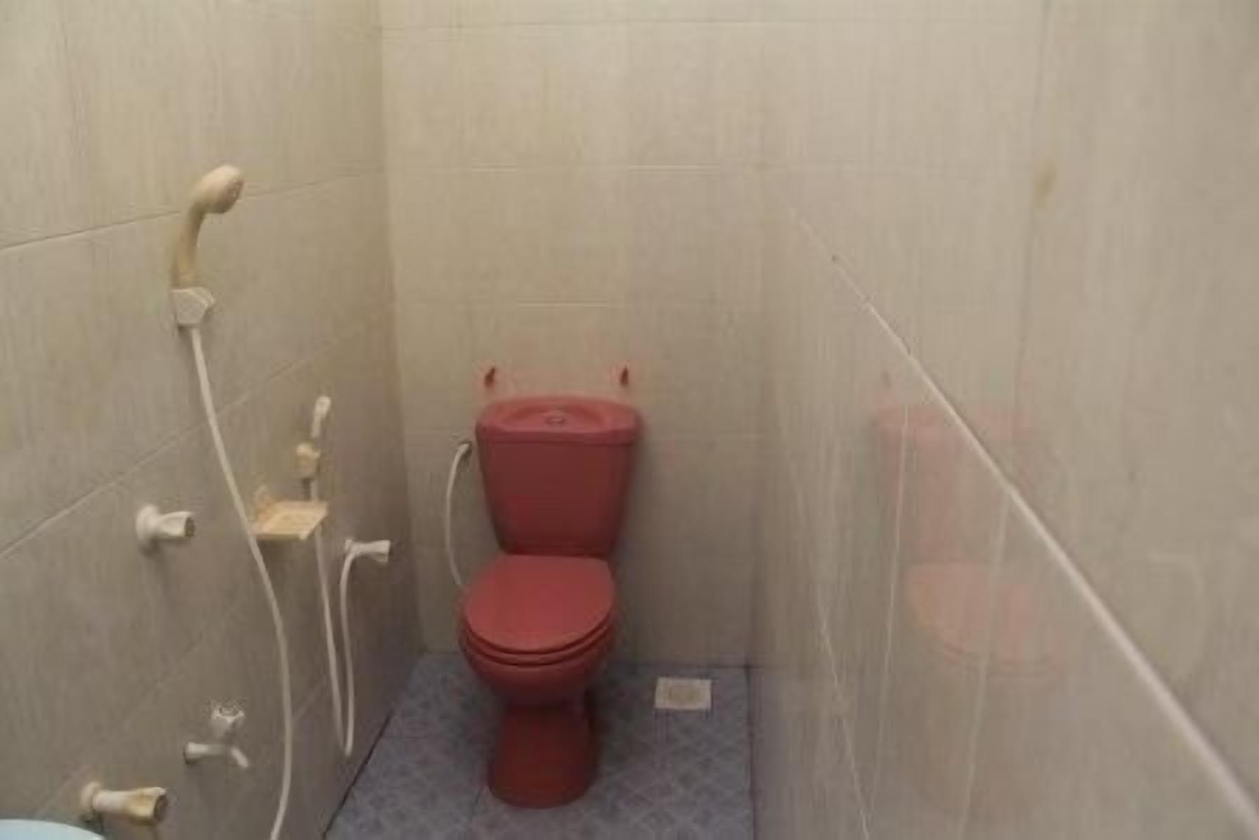 Standard Double Room | Bathroom | Shower, towels