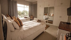 コンフォート 4 人部屋 | セーフティボックス (室内)、遮光カーテン、アイロン / アイロン台、WiFi (無料)