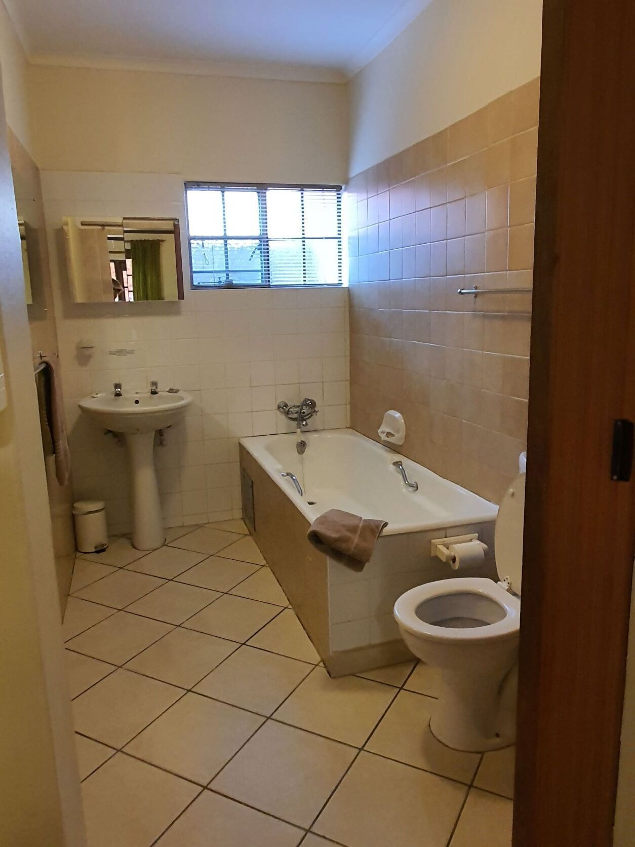 Een badkamer met een wastafel, toilet en bad.