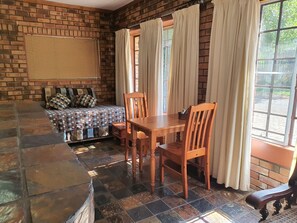 Tamboti 1 - Small family unit | Cozinha privada | Geladeira, micro-ondas, cafeteira/chaleira, chaleira elétrica