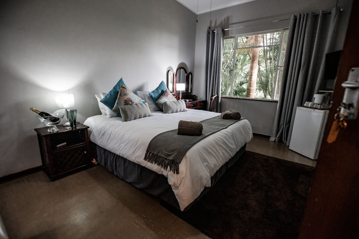 Luxury Room, 1 King Bed | 1 bedroom, minibar, in-room safe, individually decorated