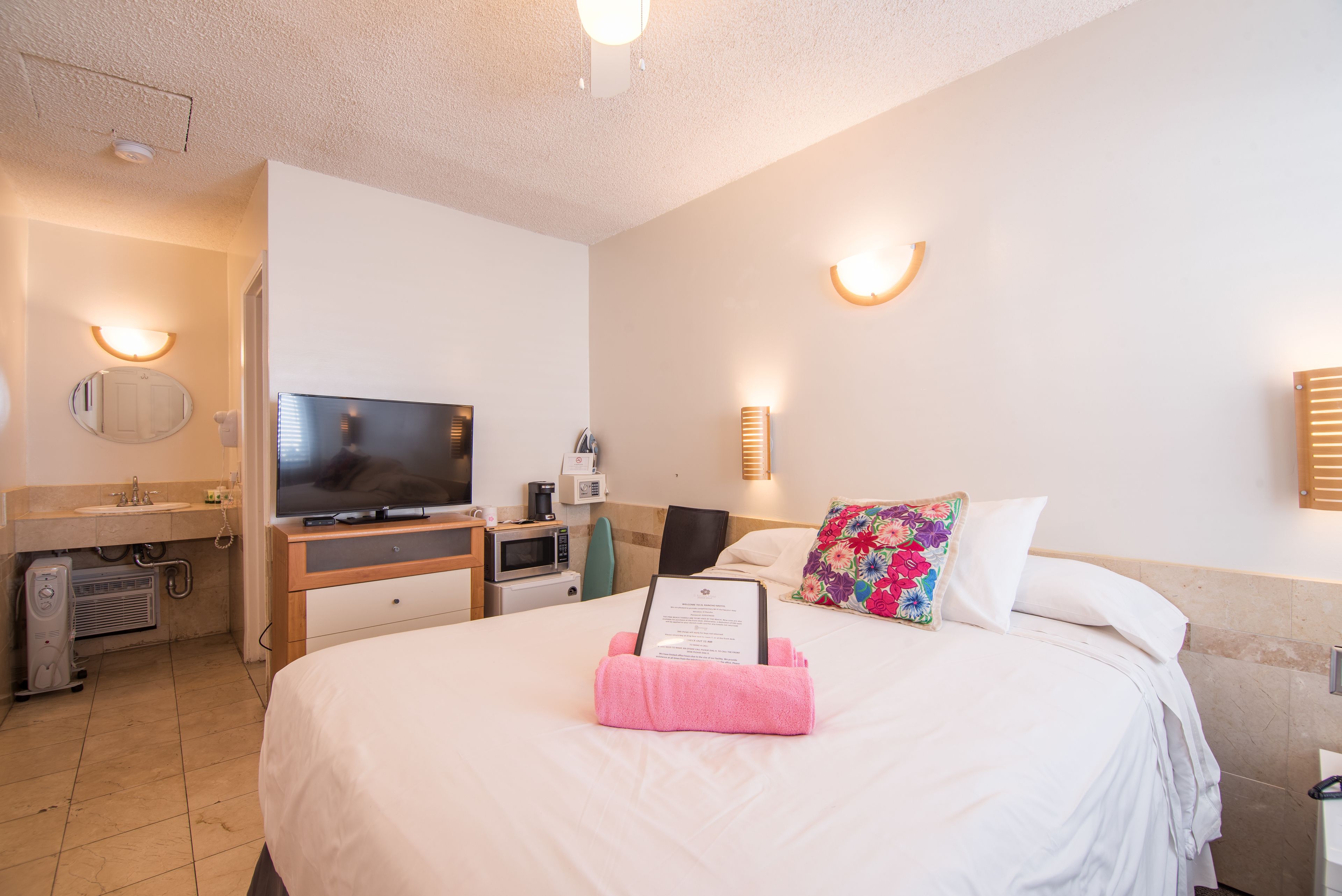 Quarto econômico (1 Full Size Bed-No Closet,165 Sq Ft) | Frigobar, ferros/tábuas de passar roupa, Wi-Fi de cortesia