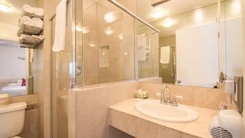 Standaard kamer, 2 queensize bedden | Badkamer | Gratis toiletartikelen, een haardroger, handdoeken