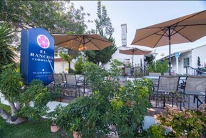 Terrace/patio - El Rancho Motel (Coronado)