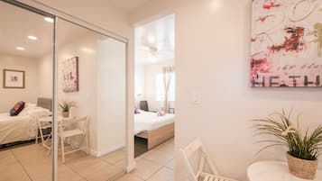 Junior suite, meerdere bedden, kitchenette | Een minibar, een strijkplank/strijkijzer, gratis wifi, beddengoed