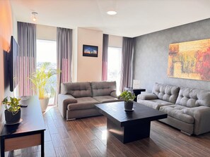 ห้องสวีท, เตียงควีนไซส์ 1 เตียง | ห้องนั่งเล่น | ทีวี