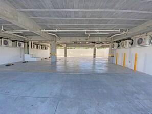 ที่จอดรถสำหรับผู้พิการหรือทุพพลภาพ และคนชรา