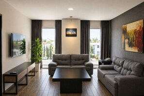 Down duvets, in-room safe, individually furnished, desk - Hotel Nuvó (Saltillo)
