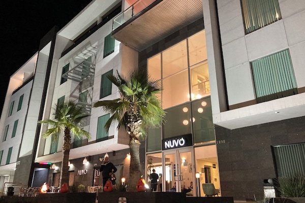 Façana frontal de l'allotjament (vespre/nit)