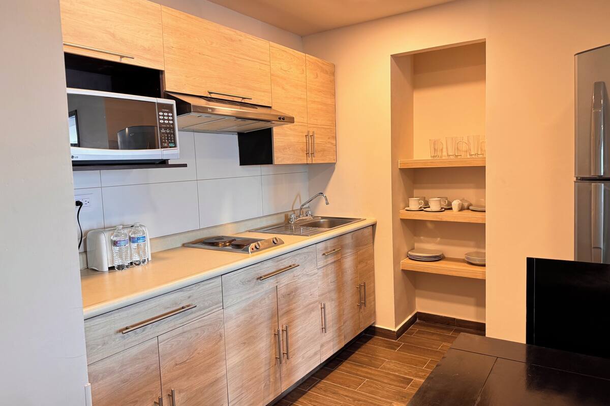 deluxe studio suite | private kitchen | coffee/tea maker