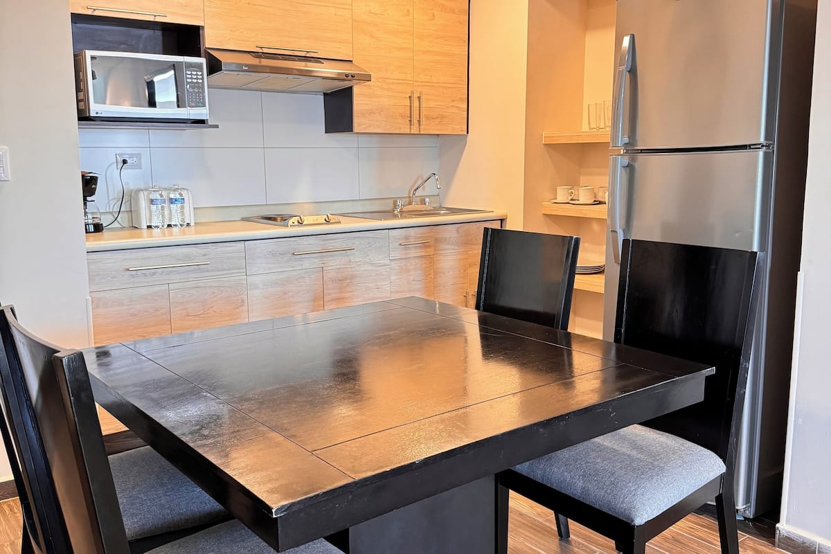 deluxe studio suite | dining room