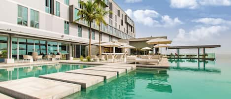 Ulkouima-allas, aurinkovarjoja, aurinkotuoleja