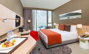 Habitación ejecutiva, vista al mar | Ropa de cama de alta calidad y minibar 