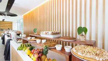 Breakfast (EUR 16 per person)