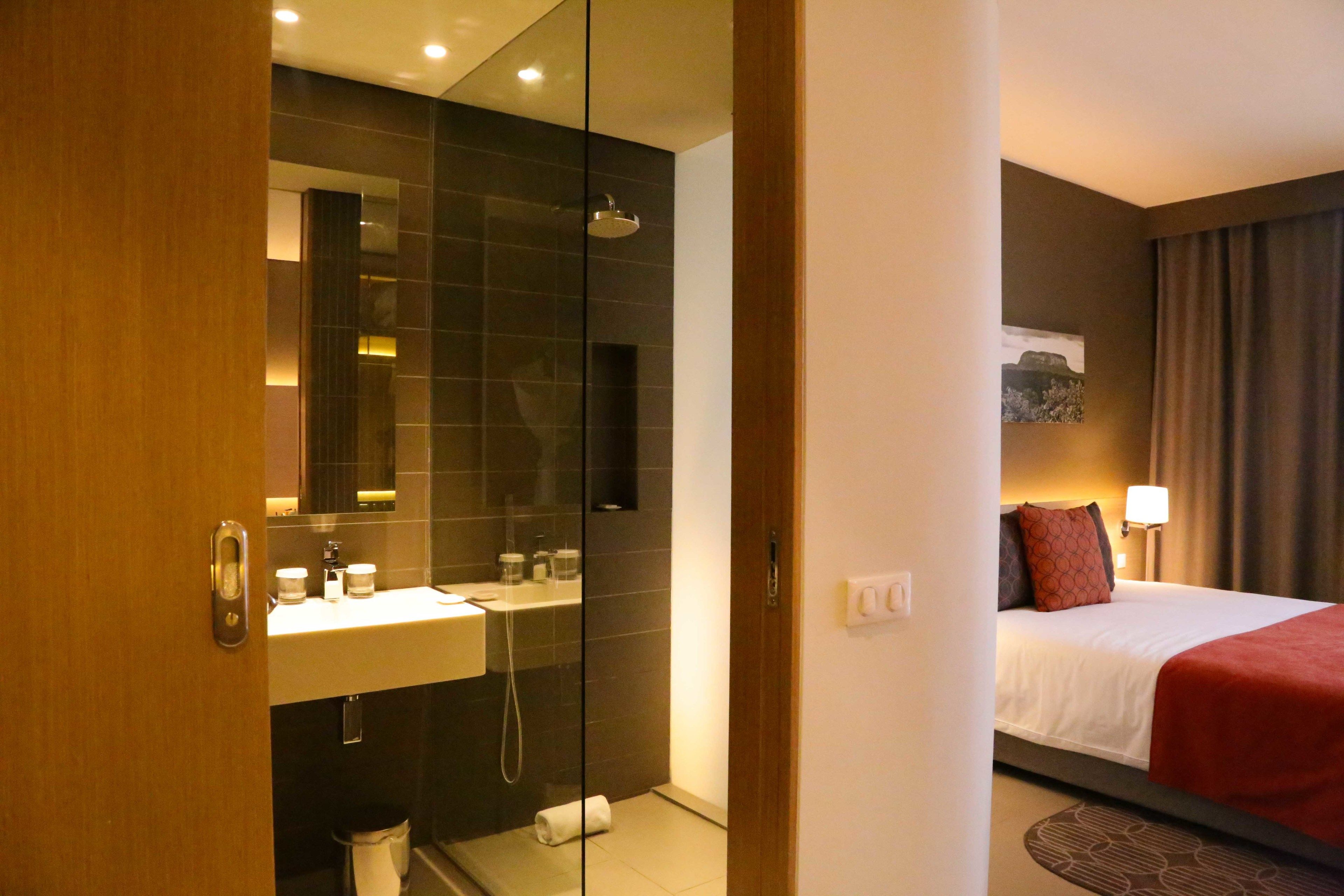 executive single room, sea view | bathroom | shower, hair dryer, towels