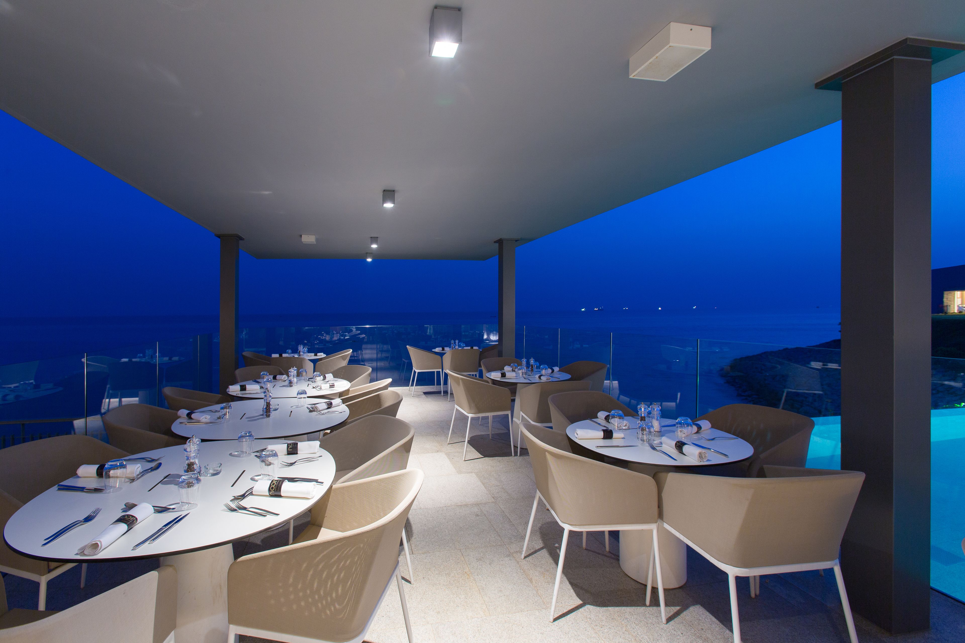 breakfast, lunch, dinner served; international cuisine