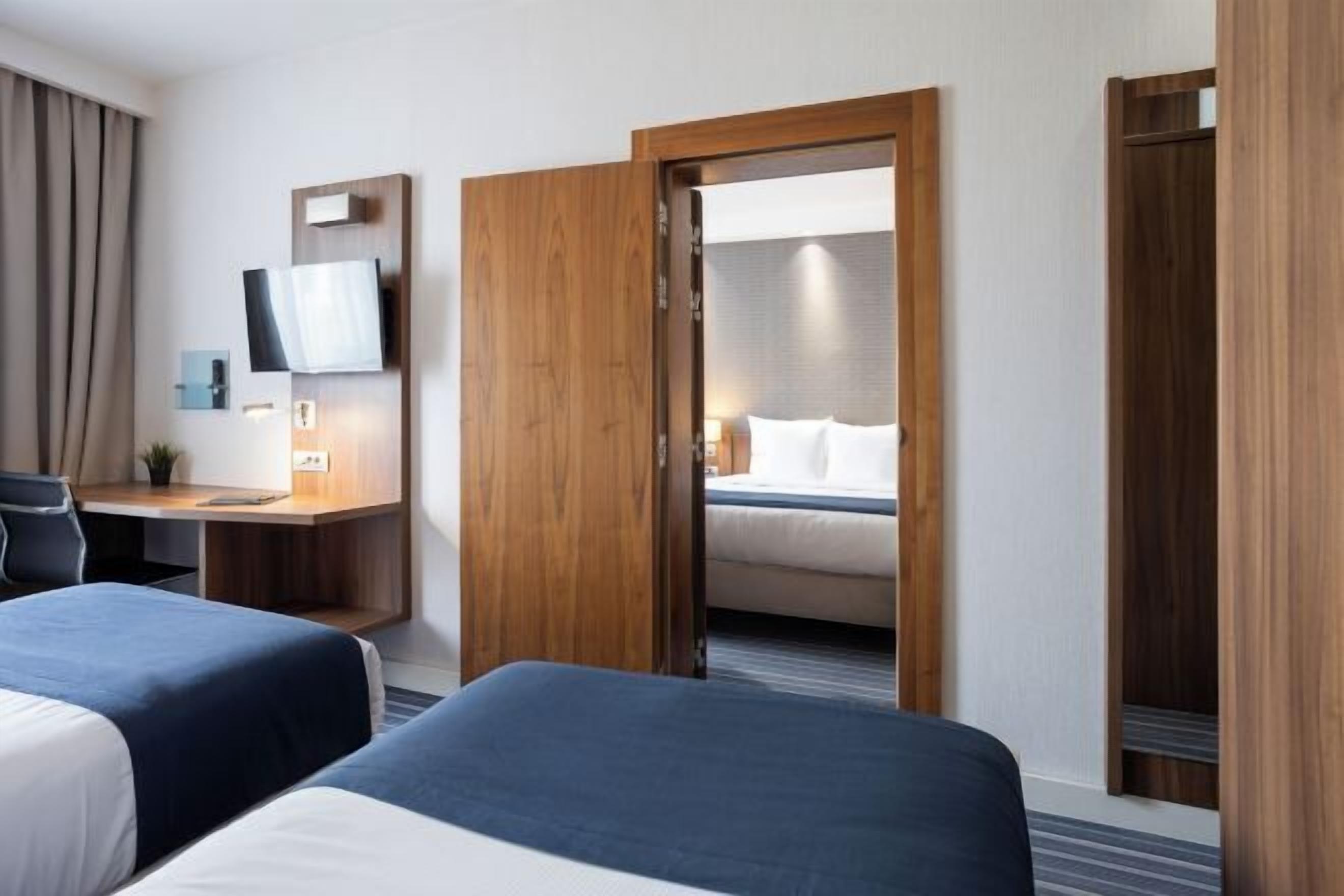 Brankas, meja kerja, kedap suara, dan Wi-Fi gratis