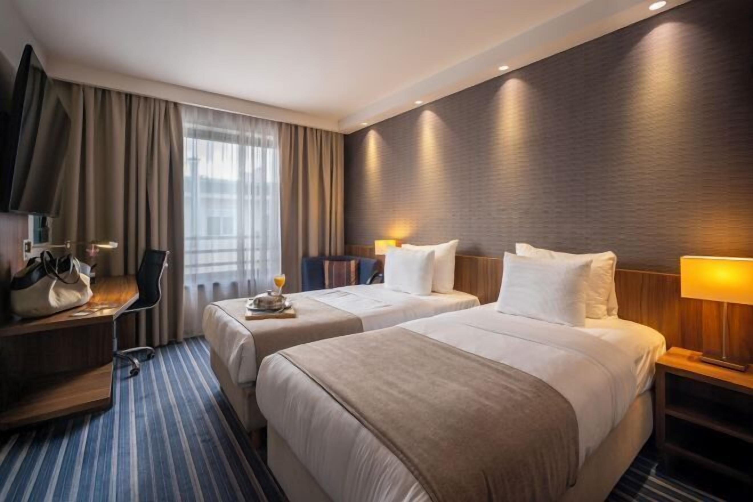 Brankas, meja kerja, kedap suara, dan Wi-Fi gratis