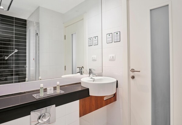Shower, hair dryer, towels - Nobel Palace (Belgrade)
