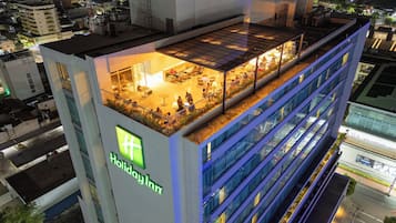 2 restaurantes; se sirve desayuno, almuerzo y cena; cocina internacional